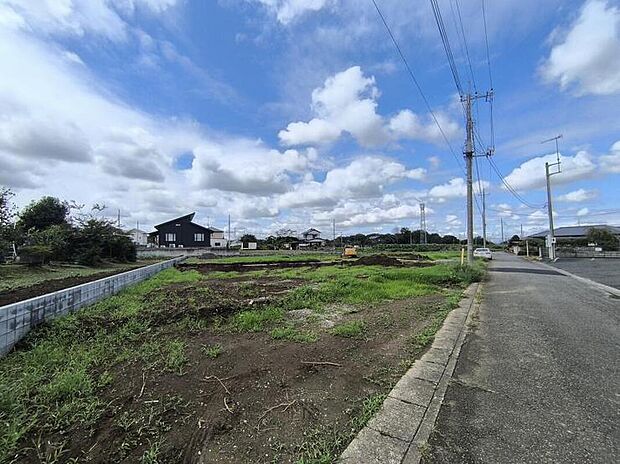 【【前面道路】】東側、幅5.5mの公道に接道しています。周辺は自然豊かな環境で、のびのびとした暮らしが叶います♪