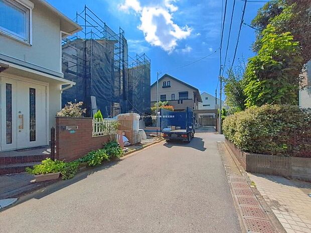 前面道路は交通量少なめの4.5ｍ道路。お車の駐車も楽々です。