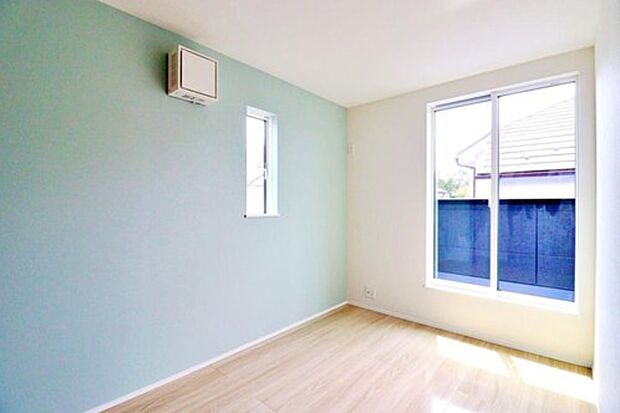 【Room】
2面採光を確保した明るい室内は、風通しも良く、大変居心地の良い空間となっております。爽やかな風を感じて起きる朝は、快適生活の始まりに！