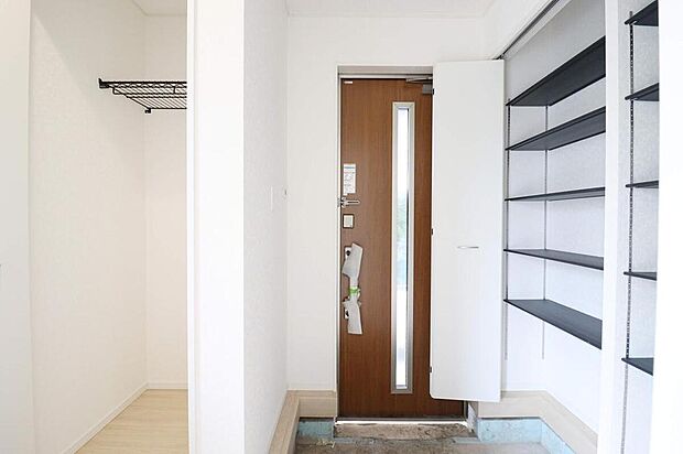 ~Entrance~
玄関には収納も完備♪お客様を迎える玄関をいつもスッキリさせられます♪