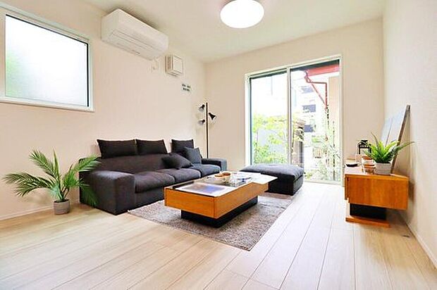 【Living Room】
明るいリビングで家族団らんの時間を楽しみましょう！！