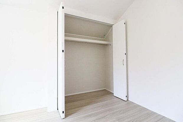 ~Closet~
全居室に収納を完備しておりますので、居室の全空間を有効活用出来ます。自分好みのお部屋で、ゆったりお寛ぎ頂けます。