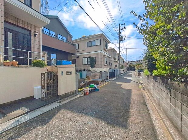 車通りの少ない前面道路 小さなお子様がいても安心です。