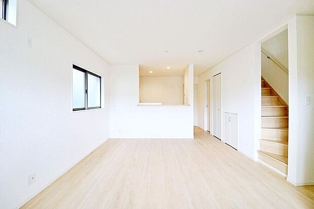 ~Living Room~明るく開放感のあるリビング。対面式キッチンは、いつでもご家族を感じられる空間作りの重要ポイントになりそうです。