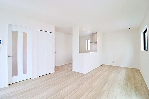 ~Kitchen~明るく開放感のあるリビング。対面式キッチンは、いつでもご家族を感じられる空間作りの重要ポイントになりそうです。