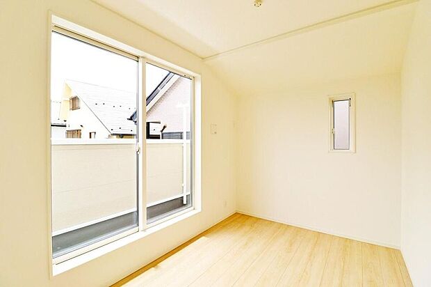 【リビング以外の居室】2面採光を確保した明るい室内は、風通しも良く、大変居心地の良い空間となっております。爽やかな風を感じて起きる朝は、快適生活の始まりに!