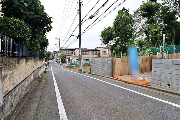 【前面道路含む現地写真】広々とした前面道路♪お車の出し入れもラクラク!