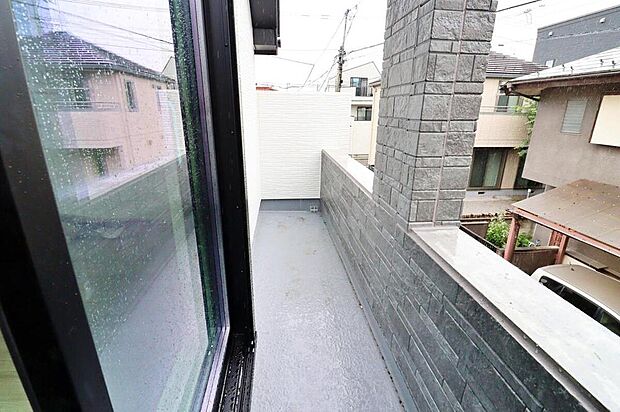 【バルコニー】東向きのため毎日朝日が差し込みます。気持ちのいい朝を迎えられますね。