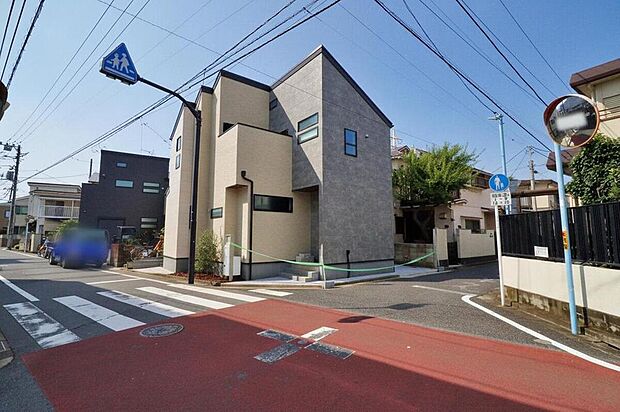 【前面道路含む現地写真】開放感溢れる南東角地!道路幅も広いのでお車の出し入れもスムーズです♪