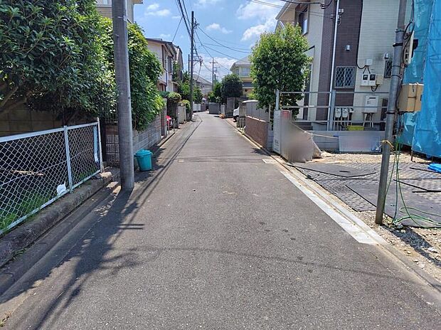 【前面道路含む現地写真】空が広く大きく感じる安らぎ溢れる住環境です。毎日、早く帰りたくなるお住まいになりそうです。