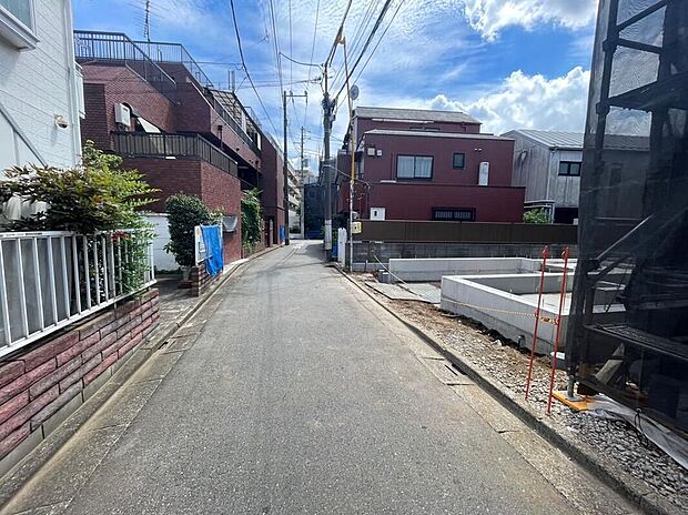 【前面道路含む現地写真】前面道路は車通りが多くないので、お車の出し入れもラクラクです♪
