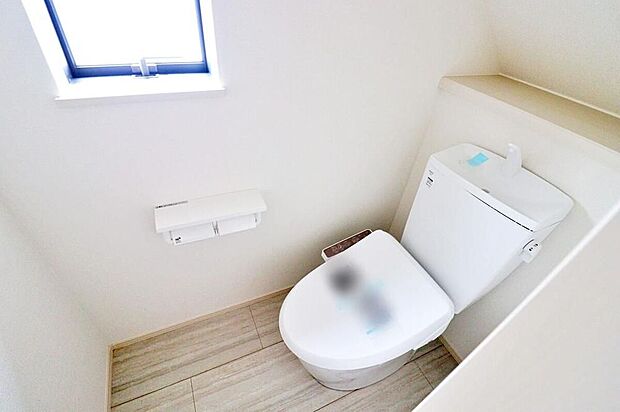 【～Restroom～】ウォシュレット付きとなっております。小窓付きで明るく、換気がしやすいのも嬉しいポイントです♪
