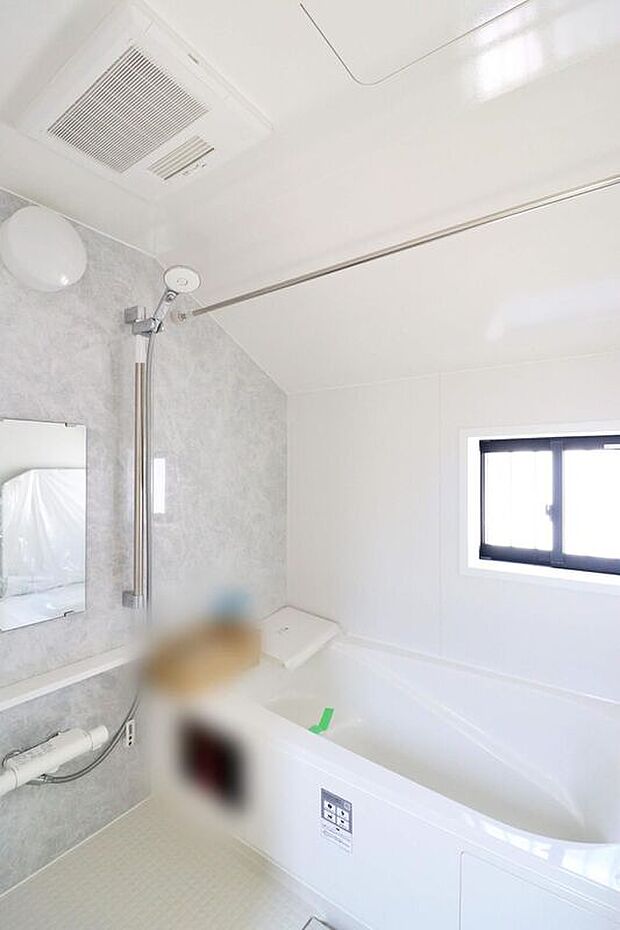 【～Bathroom～】窓付きのバスルームは、明るく換気環境も良好。日中の入浴も気持ちよくお使い頂けそうです。雨の日や冬場のお洗濯にあると嬉しい浴室乾燥機が標準装備！