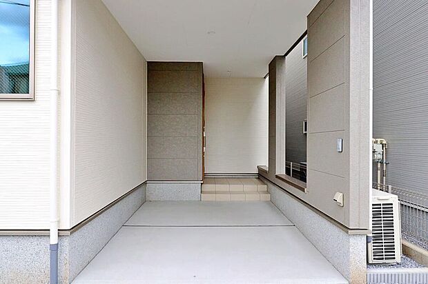 【駐車場】強烈な日差しや、雨風、ホコリなどから大切な車を守るビルトインガレージ。また悪天候の時など、身体を濡らすことなく乗降できる点も魅力的です。