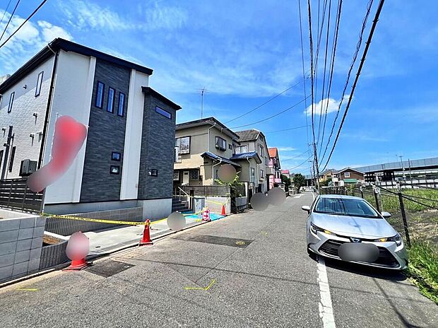 【前面道路含む現地写真】前面道路は6m超あり、お車の駐車もラクラク♪車通りも少なく、閑静な住宅街です☆