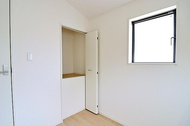 【リビング以外の居室】穏やかな光が差し込む室内には、穏やかな時間が流れます。休日には、落ち着いた空間で自分の趣味を楽しむのはいかがですか。