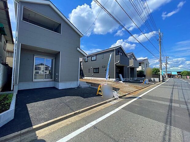 【現地外観写真】堂々完成しました!光と風を呼び込む全室南向きプラン♪周辺は公園・緑地が点在、緑豊かでのびのびと子育てが出来る閑静な住宅地です。