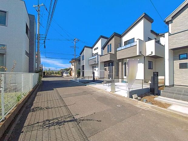 【前面道路含む現地写真】前面道路5m!車通りが多くないので、お車の出し入れもラクラクです♪