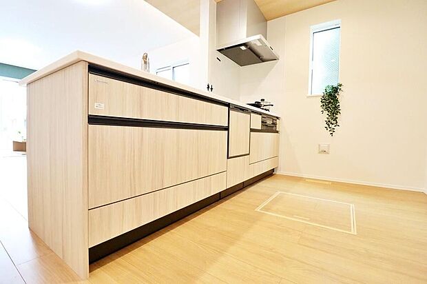 【【Kitchen】】窓付きの明るく爽やかなキッチンスペース。床下収納もございますので、いつでもすっきりとお使い頂けそう☆水回りも集中しているので、家事の動きもラクラク♪