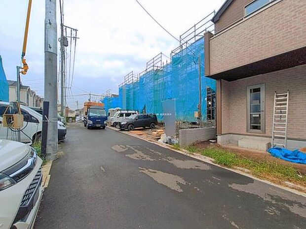【前面道路含む現地写真】陽当りの良い道路に面したお住まい。道路幅も広めで、開放感たっぷり♪