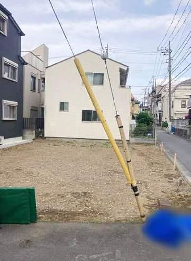 【現地外観写真】これから徐々に家の骨組みが出来上がっていきます。どんな家が建つのか楽しみですね♪