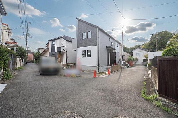 【前面道路含む現地写真】開放感のある北東角地です♪お車の駐車も楽々!