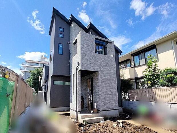 【現地外観写真】洗練されたデザインのお洒落なお住まい♪生活するだけの家ではなく「日々を楽しむ暮らし」を♪