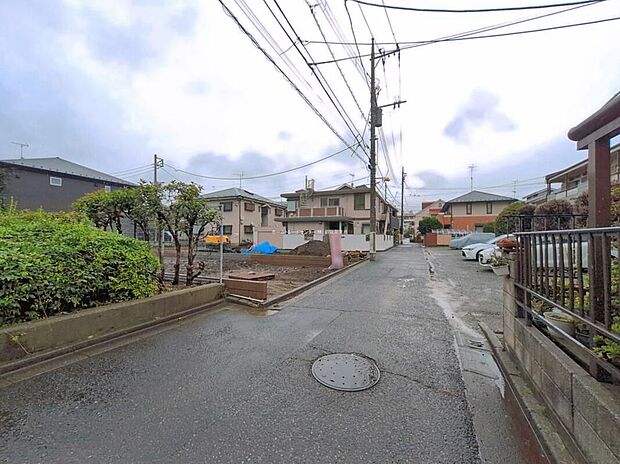 【前面道路含む現地写真】北側前面道路♪子育て環境にはピッタリな落ち着いた雰囲気の閑静な住宅地。