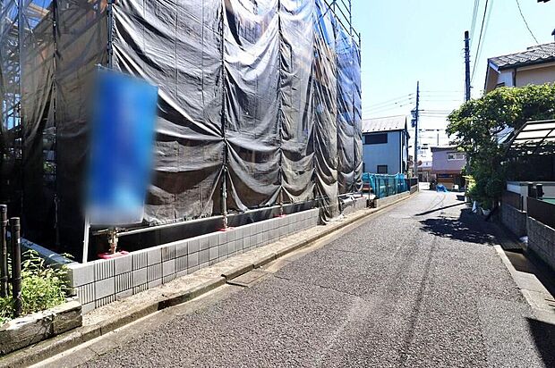 【前面道路含む現地写真】交通量が少ない住宅街なので雨の日でも車の走行音も気になりません。