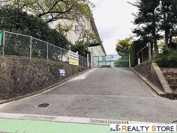 福岡市立長住小学校（約600m）