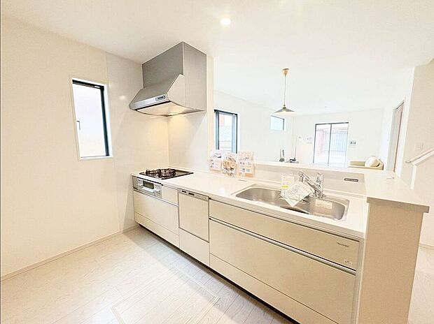 【キッチン】対面式なので家族と会話しながら家事ができます♪