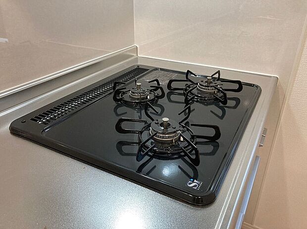 【その他設備】火力にこだわるお料理上手な方も大満足の3口コンロです♪