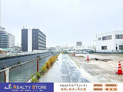 前面道路含む外観