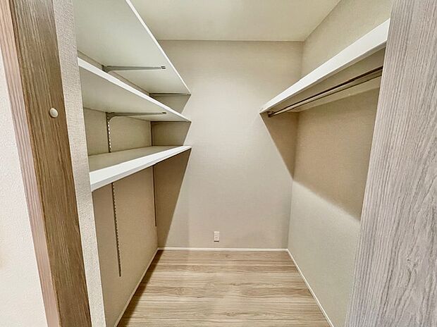 【ウォークインクローゼット】キッチン横のウォークインクローゼットはハンガーパイプ付きのクローゼットと備品庫としてもお使いいただけるよう可動棚を設けております！