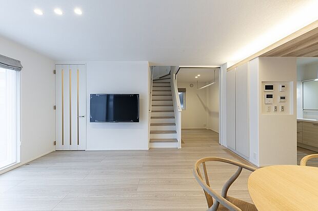 大開口からの日差しとハイドア・壁掛けTVが空間をより広く演出します(2025年11月撮影)