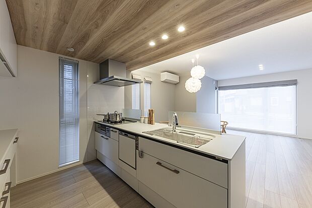 天井下がりの木目が白無垢のキッチンにアクセントを加えます(2025年11月撮影)