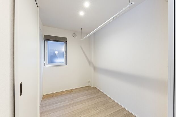 洋室1は物干しもできるパイプを完備。来客時はスライドドアで目隠しできます(2025年11月撮影)