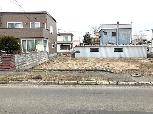 【区画1】正面：171.87m2(51.99坪)。南西入りの広々宅地（2026年4月撮影）