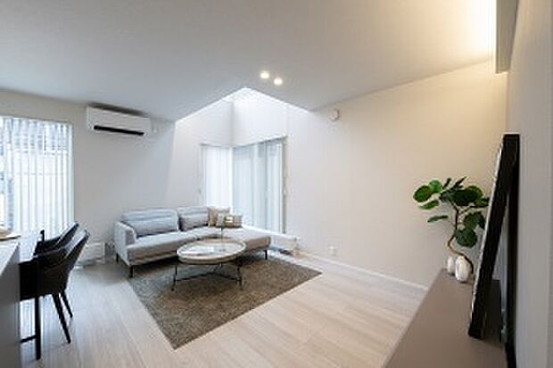 吹抜けから光が射し込む明るいリビング（2025年8月撮影）