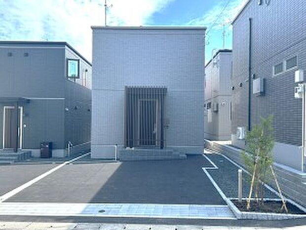 ライトグレーの外壁にブラウンの玄関格子をあわせた外観（2025年9月撮影）