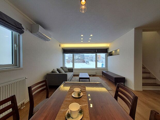 キッチンからリビングを見渡せる対面キッチン。TVを見ながらお料理も◎(2024年2月撮影)