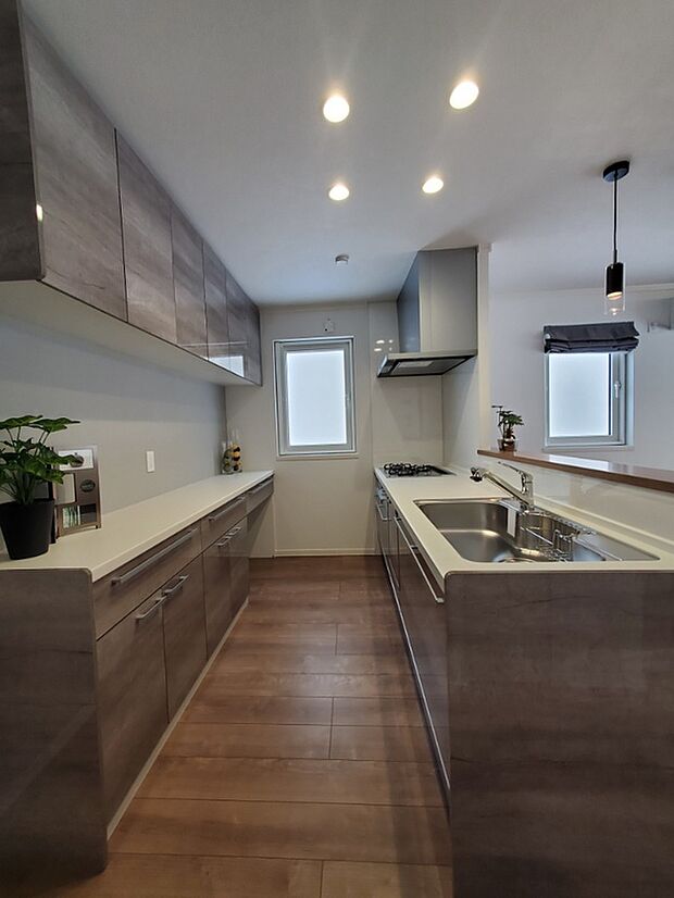 大容量の収納完備のキッチン。食器洗い乾燥機付きです(2024年2月撮影)