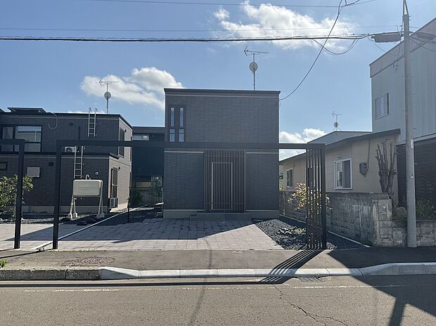 コンセプトは「静庭の邸宅」。豊かな時間が日常になる住まいをお届けします（2026年7月撮影）