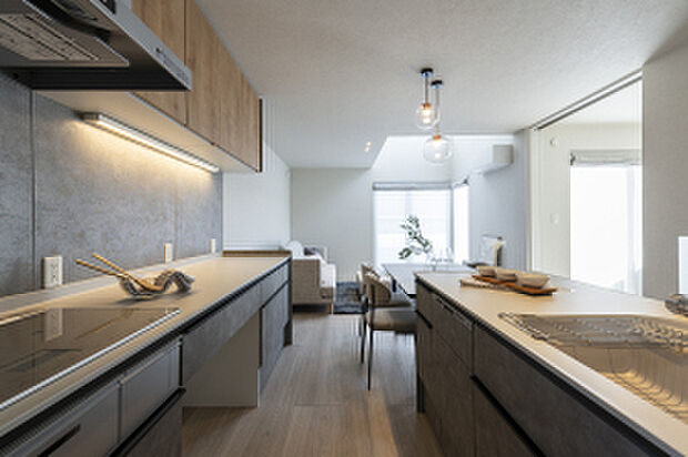 作業スペースが広いII型キッチン。食器洗い乾燥機とワイドな収納を完備（2026年2月撮影）