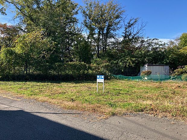 【右から撮影】商業施設が徒歩15分圏内と買い物がしやすい立地(2025年10月撮影)