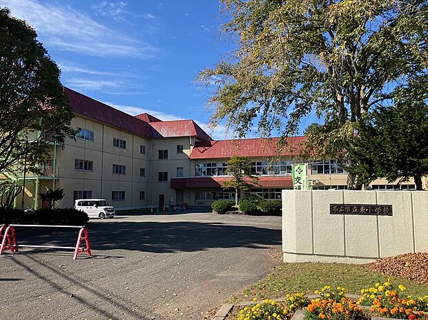 東小学校まで徒歩19分(2025年10月撮影)