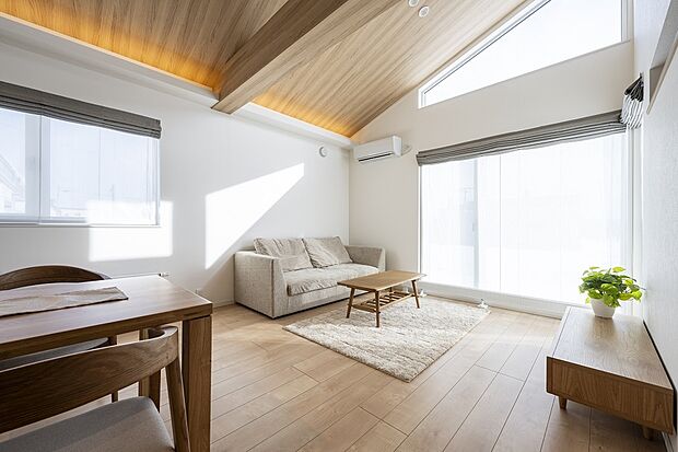 傾斜屋根+L型の大開口の窓で光が射し込むリビング（2024年3月撮影）