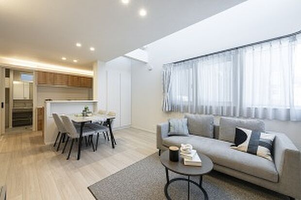 【No.1】ホワイトの床材が空間を明るく演出するLDK（2025年12月撮影）