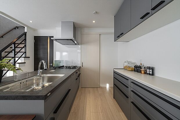 機能性×デザイン性に優れたシステムキッチン。家事の時短に役立つ食器洗い乾燥機付き！（2025年1月撮影）