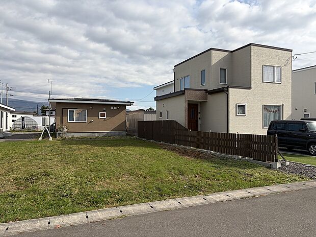 【左から撮影】間口が14m以上あり、お車2台を並列に駐車可能です(2025年10月撮影)